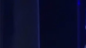 Hillary Clinton logró evitar ser golpeada por el zapato que le tiró una mujer.