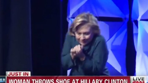 Hillary Clinton logró evitar ser golpeada por el zapato que le tiró una mujer.
