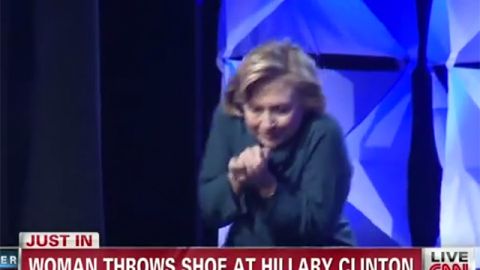 Hillary Clinton logró evitar ser golpeada por el zapato que le tiró una mujer.