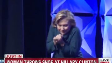 Hillary Clinton logró evitar ser golpeada por el zapato que le tiró una mujer.