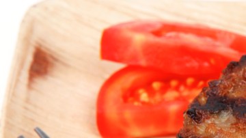 La ventaja de hacer tu propia carne de hamburguesa es que puedes condimentarla a tu gusto.