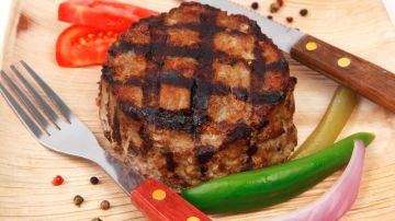 La ventaja de hacer tu propia carne de hamburguesa es que puedes condimentarla a tu gusto.