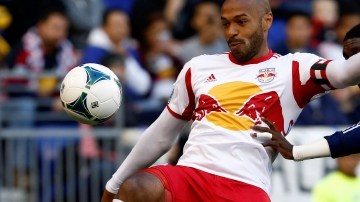 Thierry Henry (izq) encabezará el ataque de los Red Bulls en la visita al D.C. United esta noche. En la imagen, el galo en el duelo contra el Chicago Fire.