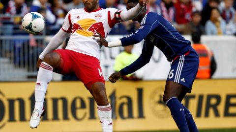 Thierry Henry (izq) encabezará el ataque de los Red Bulls en la visita al D.C. United esta noche. En la imagen, el galo en el duelo contra el Chicago Fire.