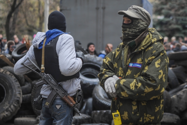 Hombres vestidos con uniformes de camuflaje  asaltaron el edificio en Slaviansk, a cien kilómetros  de Donetsk, capital regional .