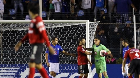 José de Jesús Corona (der.) fue suspendido  tres partidos por la bronca con Xolos de Tijuana.