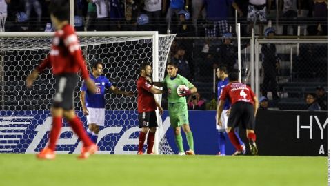 José de Jesús Corona (der.) fue suspendido  tres partidos por la bronca con Xolos de Tijuana.