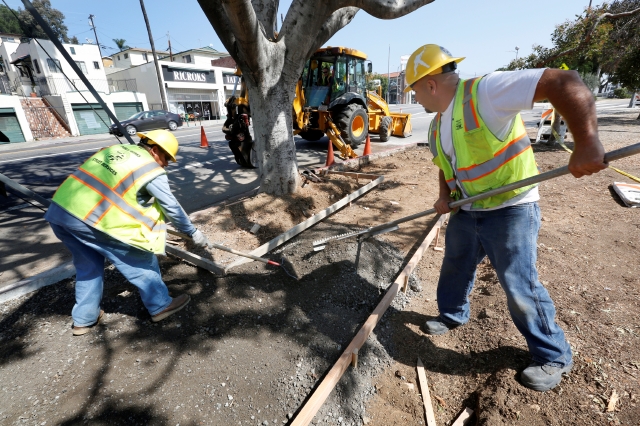 Banquetas a reparación - La Opinión