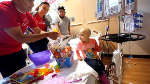 Laylah Robles, quien recibe quimoterapia en el Children´s Hospital Los Angeles, fue una de varios niños que ayer recibieron canastas de juguetes y libros alusivos a la Pascua.