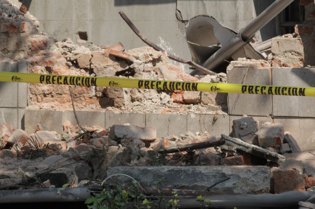 En la calle de Londres, de la colonia Juárez se registró la caída de la barda de una construcción frente al Museo de Cera, luego del sismo de siete grados en la escala de Richter que se registró esta mañana.