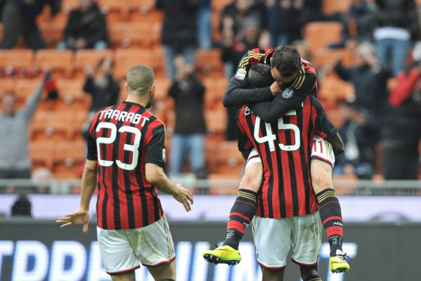 Giampaolo Pazzini, del AC Milán, celebra con sus compañeros Mario Balotelli y Adel Taarabt su gol frente al Livorno