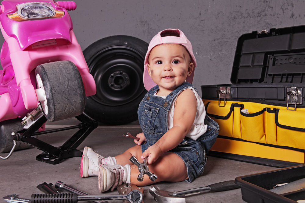 Una forma de evitar accidentes es asegurarte que tu bebé tenga los juguetes adecuados a su edad.