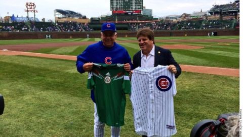 Miguel 'Piojo' Herrera (d) en el estadio Wrigley Field, de los Cachorros, donde recibió el jersey de la novena de Chicago, y entregó la camiseta del 'Tri' al manager, Rick Rentería (izq).