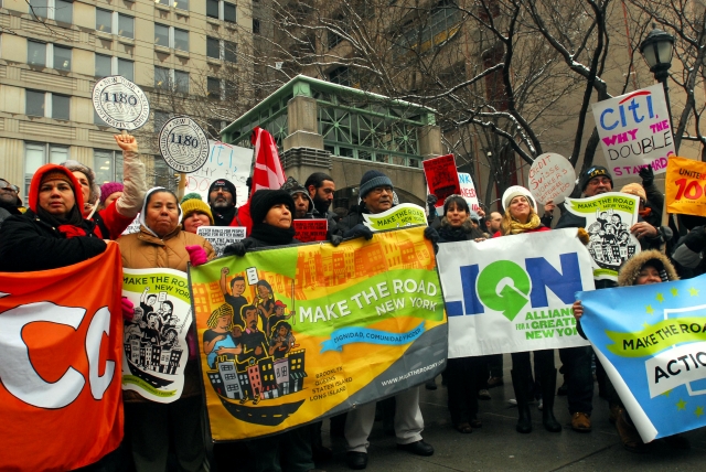 Varias organizaciones comunitarias  y líderes comunales se reúnen en protesta a favor del salario mínimo para los banqueros de Nueva York.