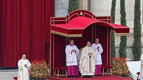 El Papa Francisco ora durante la doble canonización que presidió ayer en El Vaticano seguido por millones de fieles en todo el mundo.