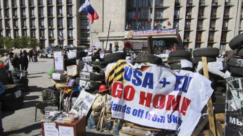 Vista de la barricada promoscú en un edificio ocupado en Donetsk.