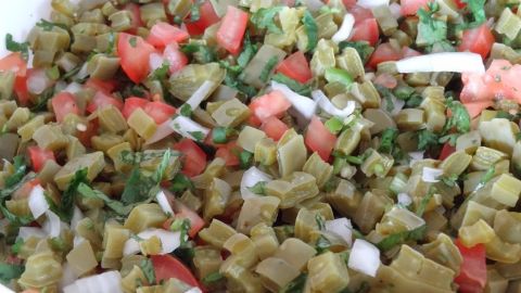 Tomate rojo, cebolla y ojas de cilantro son algunos de los ingredientes que complementan la ensalada de nopales.