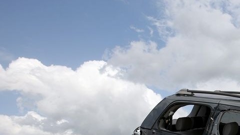La fuerza del tornado hizo volar por los aires cientos de autos como si fueran de papel.