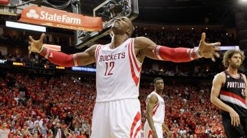 Dwight Howard de los Houston Rockets ruge a la multitud tras realizar una jugada defensiva.