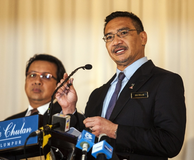 El ministro interino de Transporte de Malasia, Hishamudin Husein (der.),  ofrece rueda de prensa sobre el vuelo 777 desaparecido.