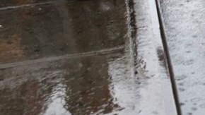 Esta mañana calles y sótanos de casas en los cinco condados amanecieron inundadas.