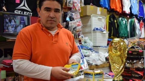 Jaime Flores aseguró que este año los cromos o estampas del álbum Panini se agotan rápido en su comercio de El Barrio.