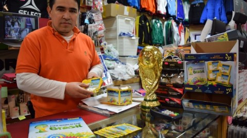 Jaime Flores aseguró que este año los cromos o estampas del álbum Panini se agotan rápido en su comercio de El Barrio.