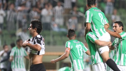 Jugadores del Atlético Nacional festejan el pase a cuartos de final de la Copa Libertadores, eliminando al campeón vigente, Atlético Mineiro, en  Belo Horizonte.