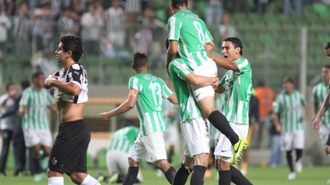 Jugadores del Atlético Nacional festejan el pase a cuartos de final de la Copa Libertadores, eliminando al campeón vigente, Atlético Mineiro, en Belo Horizonte.