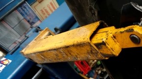 Antonio Mendoza, mecánico y propietario de  Tony's Complete Auto Repair, señala la ubicación de los catalizadores.