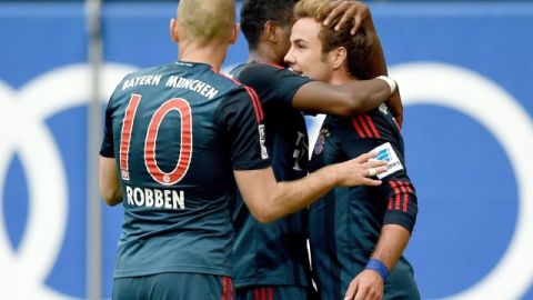 Mario Goetze (d) es felicitado por sus compañeros David Alaba (c) y Arjen Robben.
