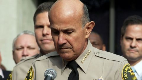 El exsheriff Lee Baca anunció su jubilación en 2014 durante una investigación federal en las cárceles del condado.