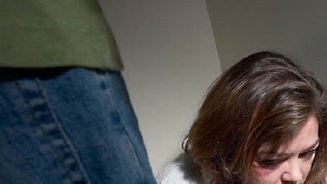 Cualquier tipo  de violencia doméstica,  como los abusos físicos o verbales deben ser denunciados.