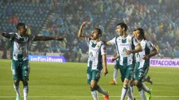 Los jugadores de León celebran el boleto a semifinales, eliminando al súper líder, Cruz Azul.