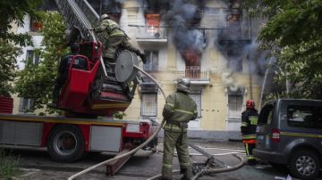 Varios bomberos extinguen un incencido en la comisaría de Mariupol,  en la región insurgente de Donetsk (este de Ucrania).