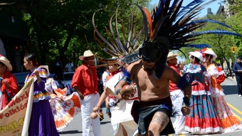 Danzas tradicionales de México  mostradas con orgullo durante un Desfile por el Cinco de Mayo.