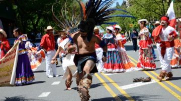 Danzas tradicionales de México  mostradas con orgullo durante un Desfile por el Cinco de Mayo.