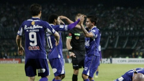 Los jugadores de Defensor Sporting de Uruguay celebran la sorpresiva victoria 2-0 en casa del copetudo Atlético Nacional.
