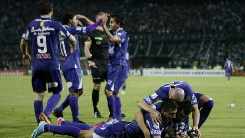 Los jugadores de Defensor Sporting de Uruguay celebran la sorpresiva victoria 2-0 en casa del copetudo Atlético Nacional.