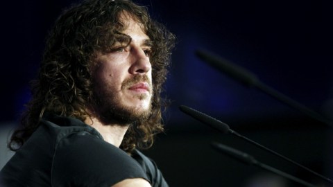 El capitán barcelonista Carles Puyol durante la ceremonia donde se despidíó del fútbol profesional como jugador activo.