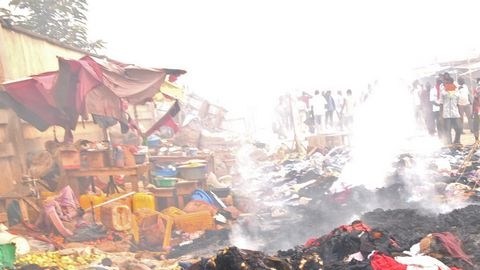 Rescatistas y curiosos en el lugar de la explosión de dos coches bomba en el mercado de la ciudad de Jos.