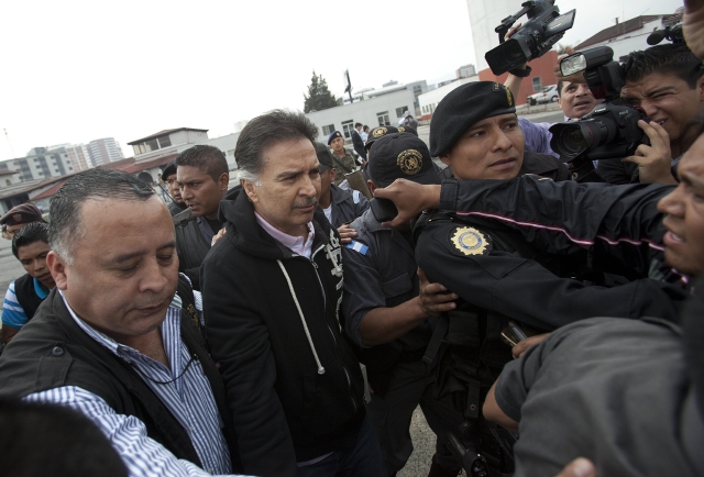 El ex presidente de Guatemala, Alfonso Portillo  (cen.), cuando era extraditado a los EEUU desde una base de la Fuerza Aérea en Ciudad de Guatemala.