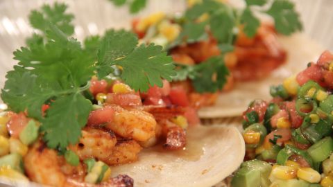 Tacos de camarón con salsa de maíz y aguacate.