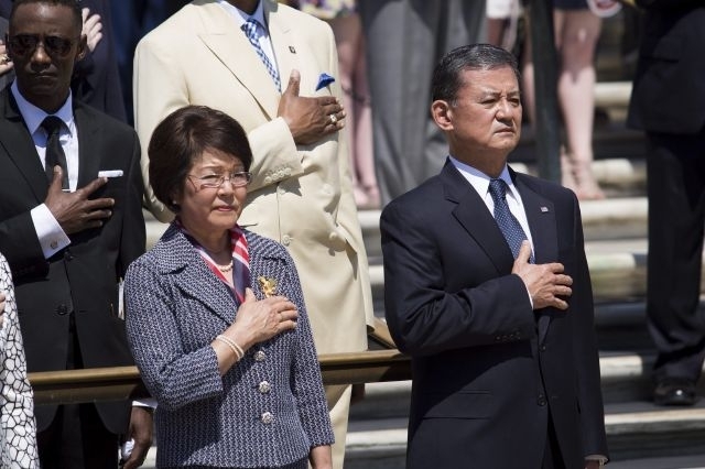 El secretario de Asuntos de Veteranos Eric Shinseki, y su esposa Patricia participan en los actos de conmemoración del Día de los Caídos, en el cementerio de Arlington, Virginia, el 26 de mayo de 2014.