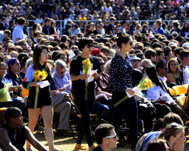 Asistentes en un evento en memoria de los seis estudiantes de UCSB muertos y los 13 heridos en un tiroteo en la ciudad universitaria de Isla Vista.