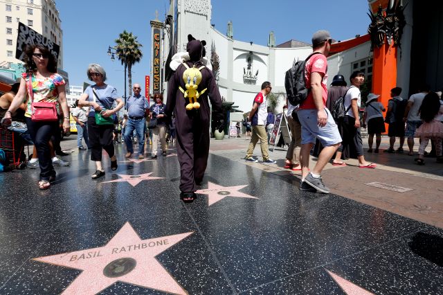 Visitantes del famoso Paseo de la Fama de Hollywood.