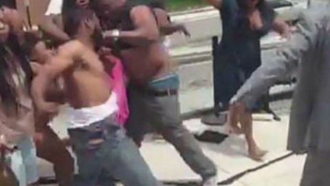 Una mujer y un hombre no identificados fueron arrestados en relación con el incidente.