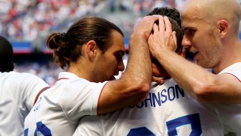 Fabian Johnson (23) festeja con sus compañeros tras marcar el primer tanto de Estados Unidos en su victoria 2-1 sobre Turquía.