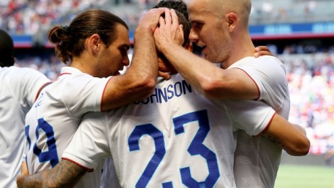 Fabian Johnson (23) festeja con sus compañeros tras marcar el primer tanto de Estados Unidos en su victoria 2-1 sobre Turquía.