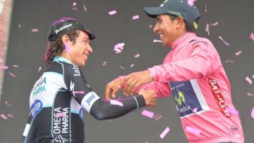 Nairo Quintana  (der.) y Rigoberto Urán  celebran su triunfo en el Giro de Italia.